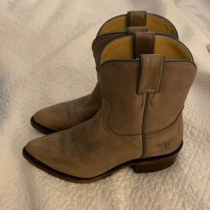 EUC FRYE Billy Short size 6.5